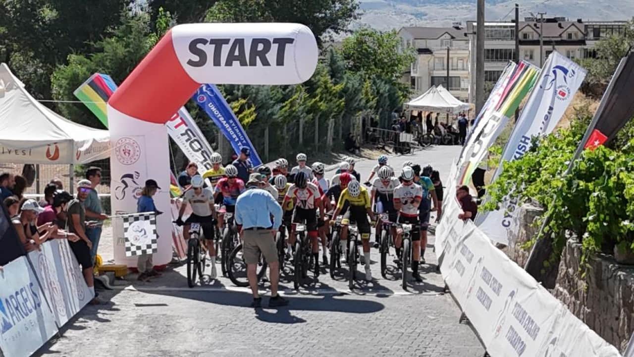Foto - Dağ Bisikleti Şampiyonası’nda Kapadokya’da pedal basıp teker çevirdiler