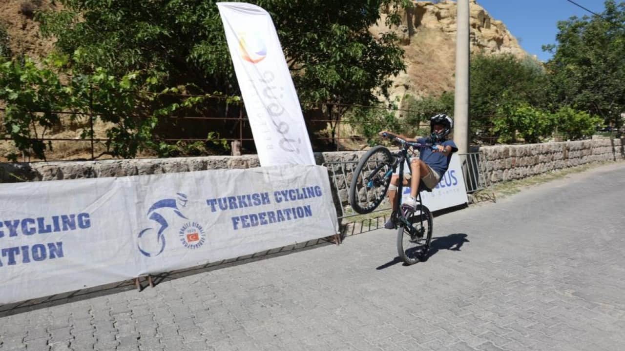 Foto - Dağ Bisikleti Şampiyonası’nda Kapadokya’da pedal basıp teker çevirdiler