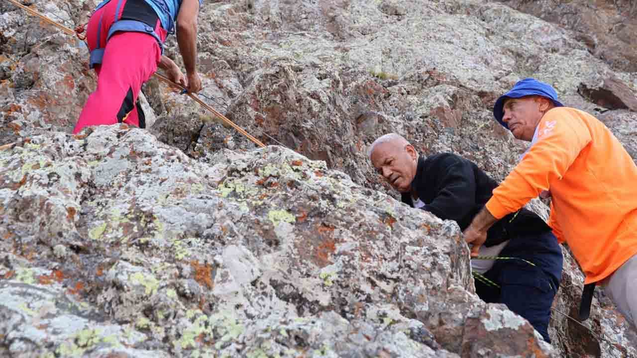 Foto - Dağda yükseklik korkusu kabusu oldu: Mahsur kalan dağcı kayalıklardan indirildi!