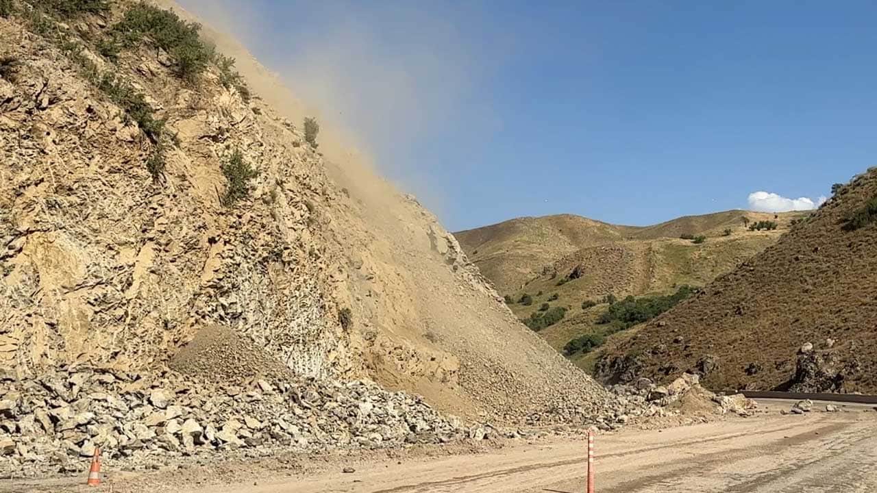 Foto - Dağdan kopan dev kütleler yolu kapattı! Yüksekova-Van hattında sürücüler mahsur kaldı!
