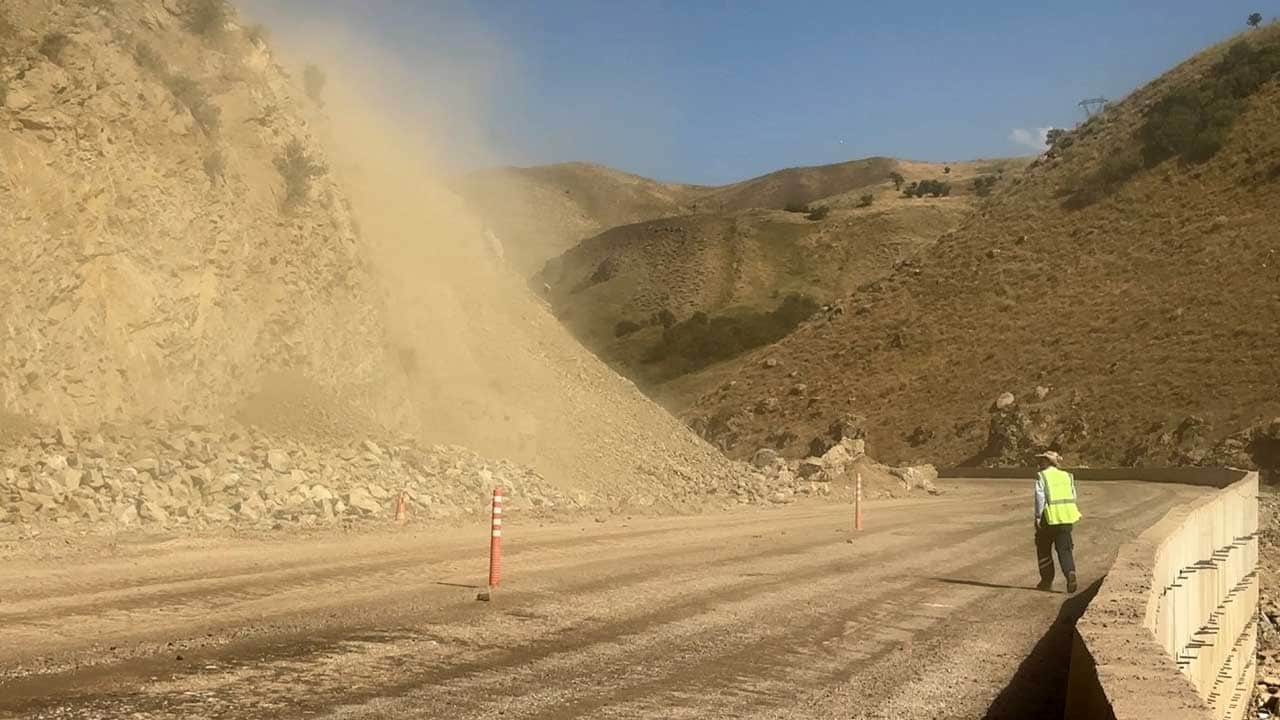 Dağdan kopan dev kütleler yolu kapattı! Yüksekova-Van hattında sürücüler mahsur kaldı!