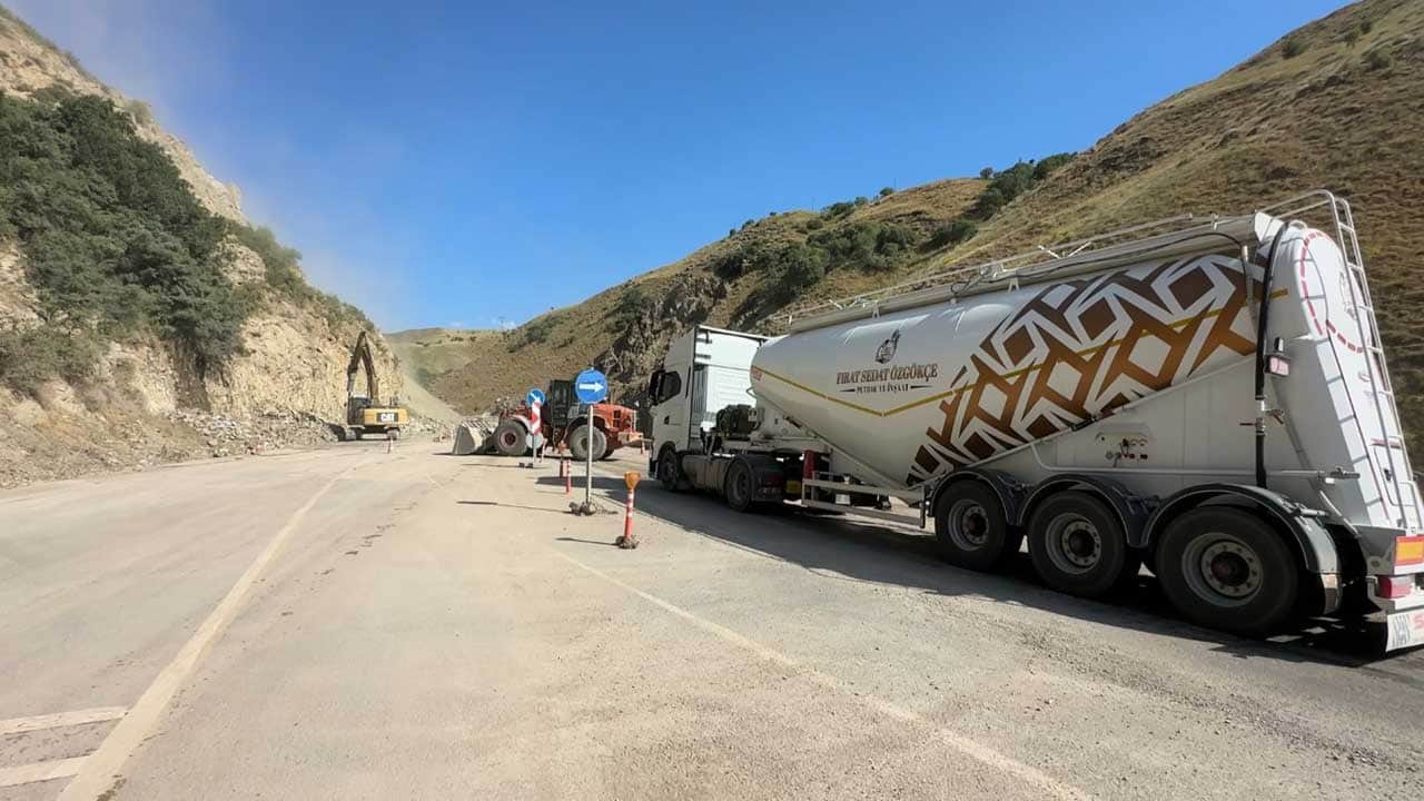 Foto - Dağdan kopan dev kütleler yolu kapattı! Yüksekova-Van hattında sürücüler mahsur kaldı!