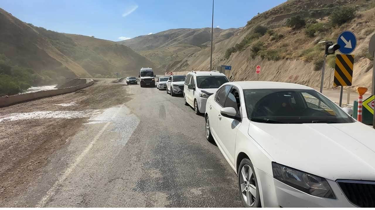 Foto - Dağdan kopan dev kütleler yolu kapattı! Yüksekova-Van hattında sürücüler mahsur kaldı!