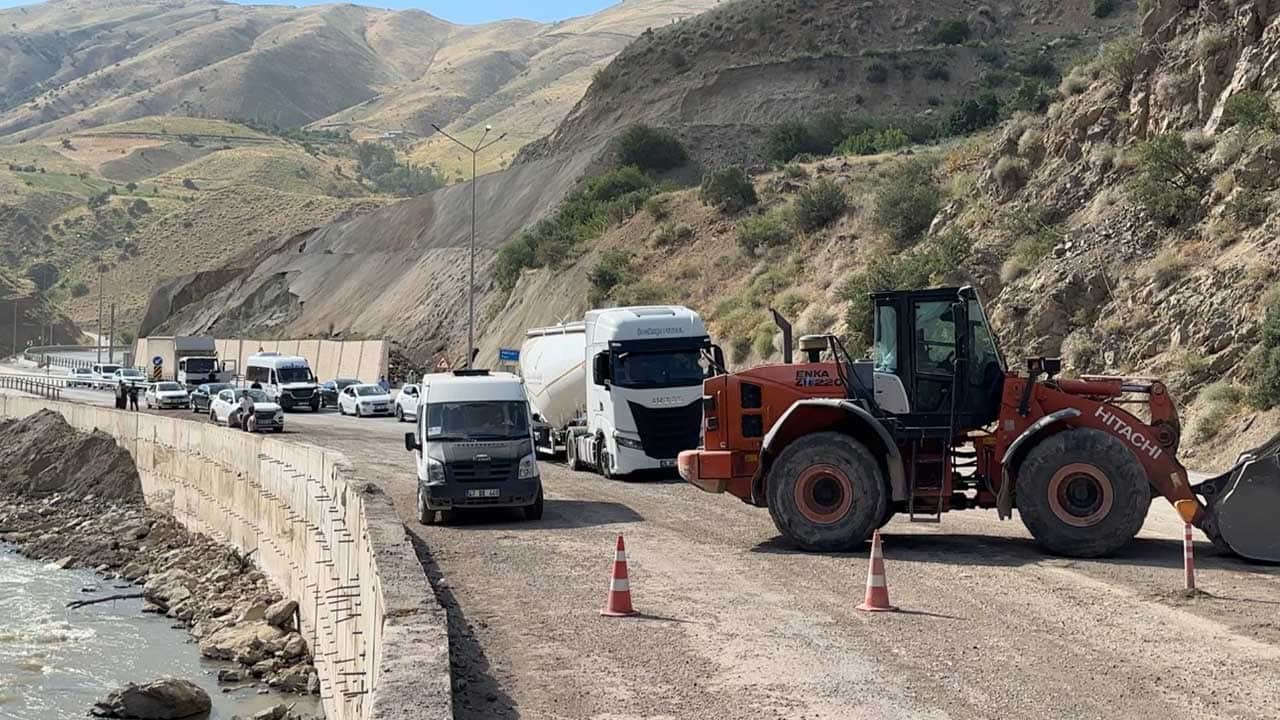 Foto - Dağdan kopan dev kütleler yolu kapattı! Yüksekova-Van hattında sürücüler mahsur kaldı!