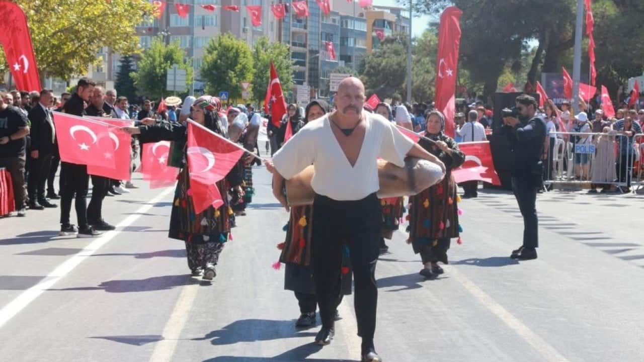 Foto - Dana derisi giyip at kılından bıyık taktılar Tülütabaklar korku saçtı