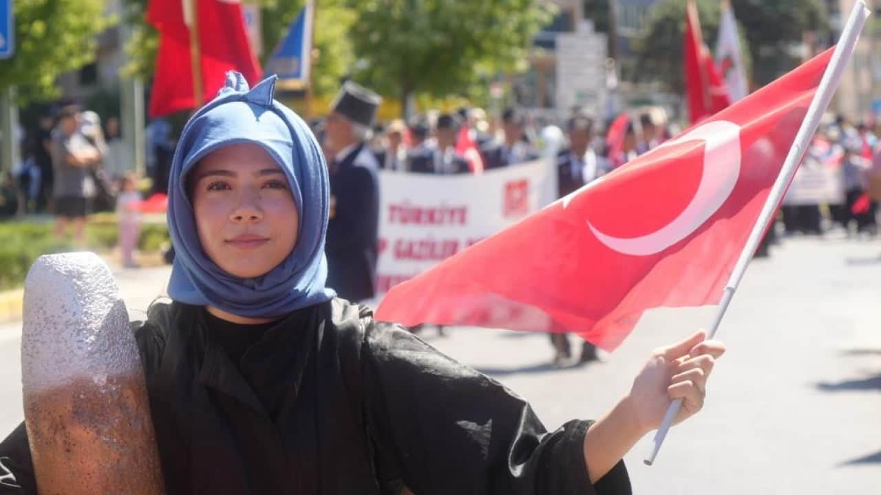 Foto - Dana derisi giyip at kılından bıyık taktılar Tülütabaklar korku saçtı
