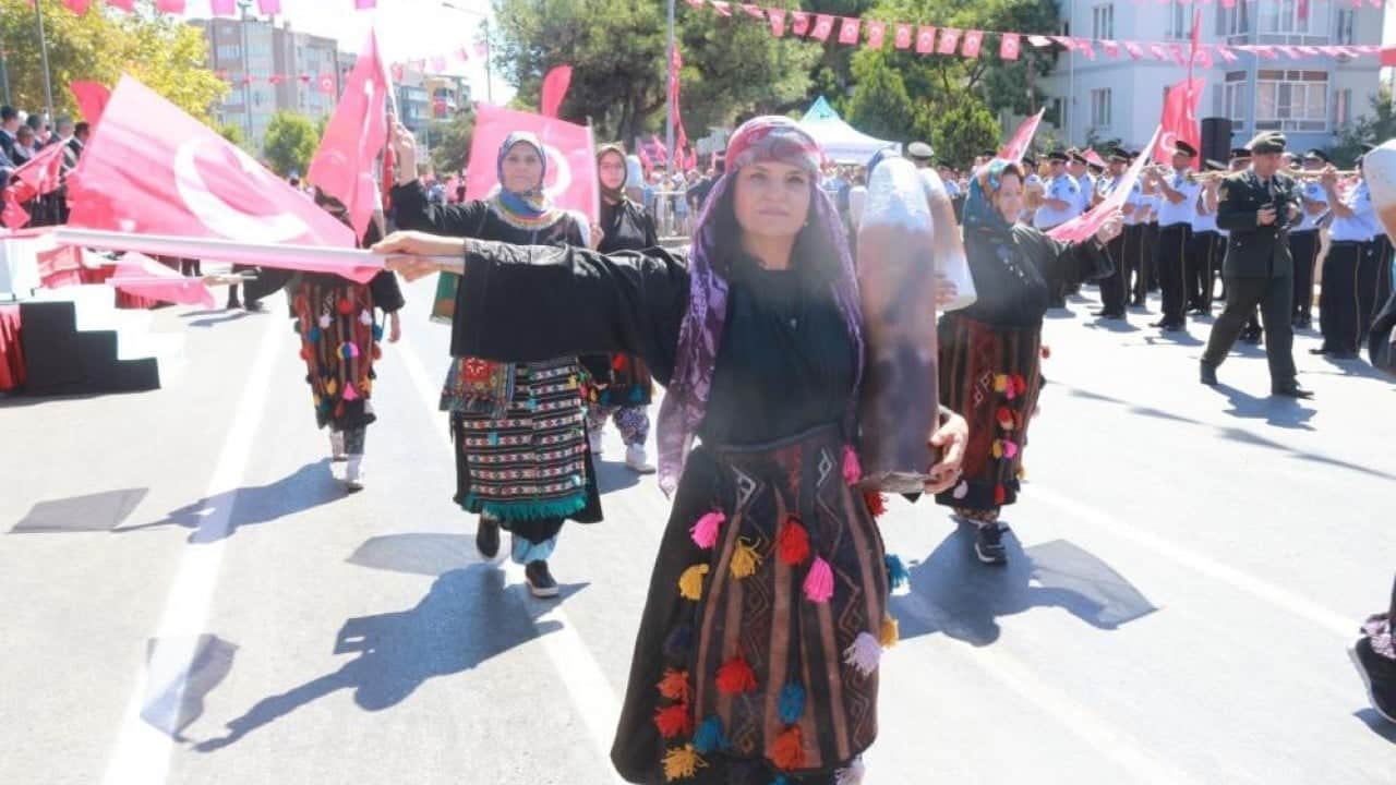 Foto - Dana derisi giyip at kılından bıyık taktılar Tülütabaklar korku saçtı