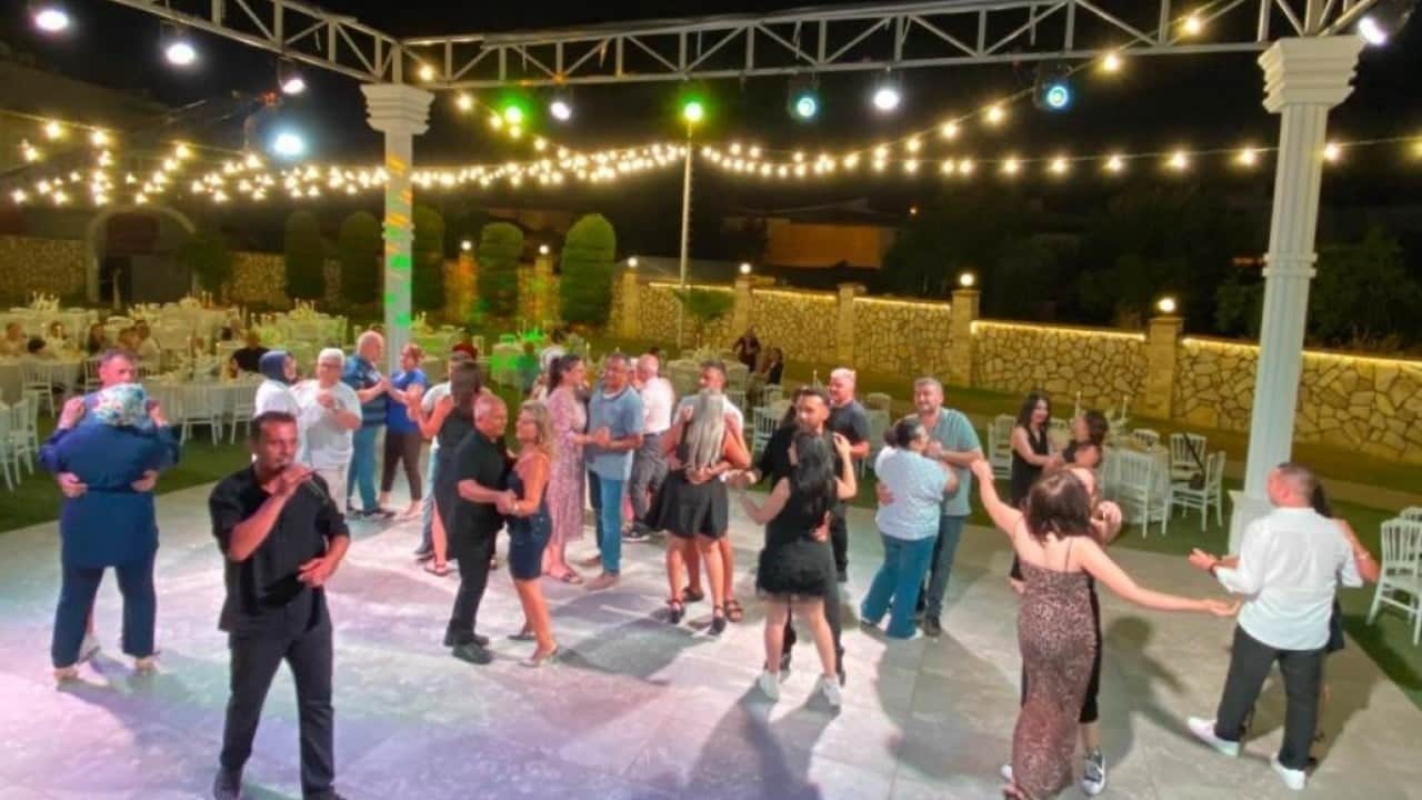 Davetliler gözlerine inanamadı! Bu düğünde damat var gelin yok