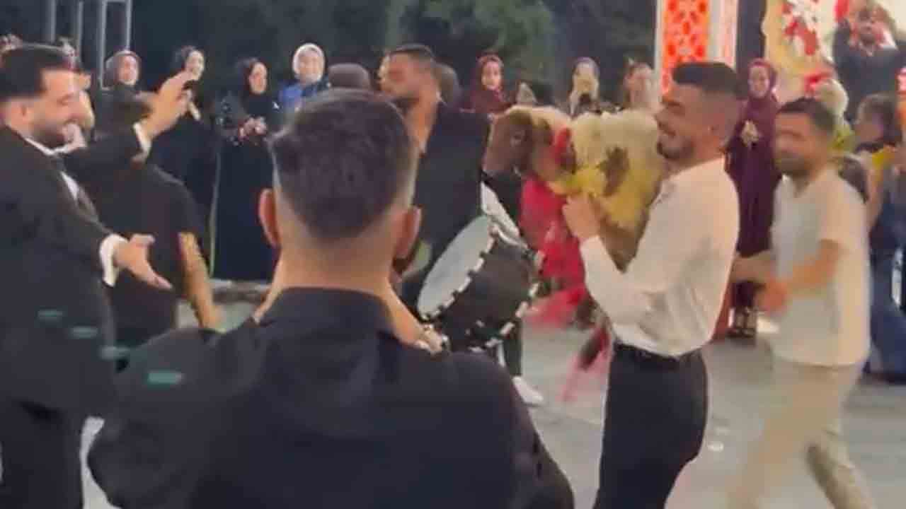 Foto - Davetliler telefonlarına sarıldı: Düğünde görülmemiş hediye