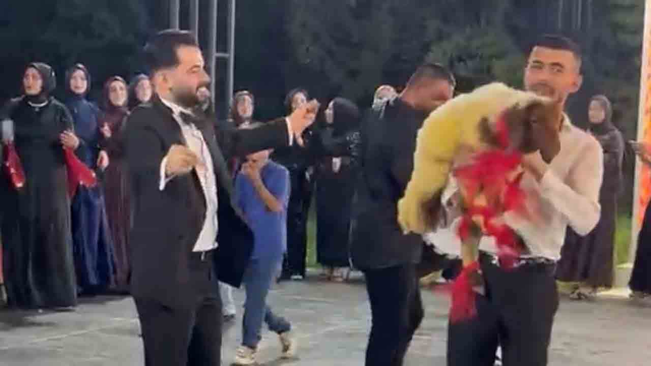 Davetliler telefonlarına sarıldı: Düğünde görülmemiş hediye