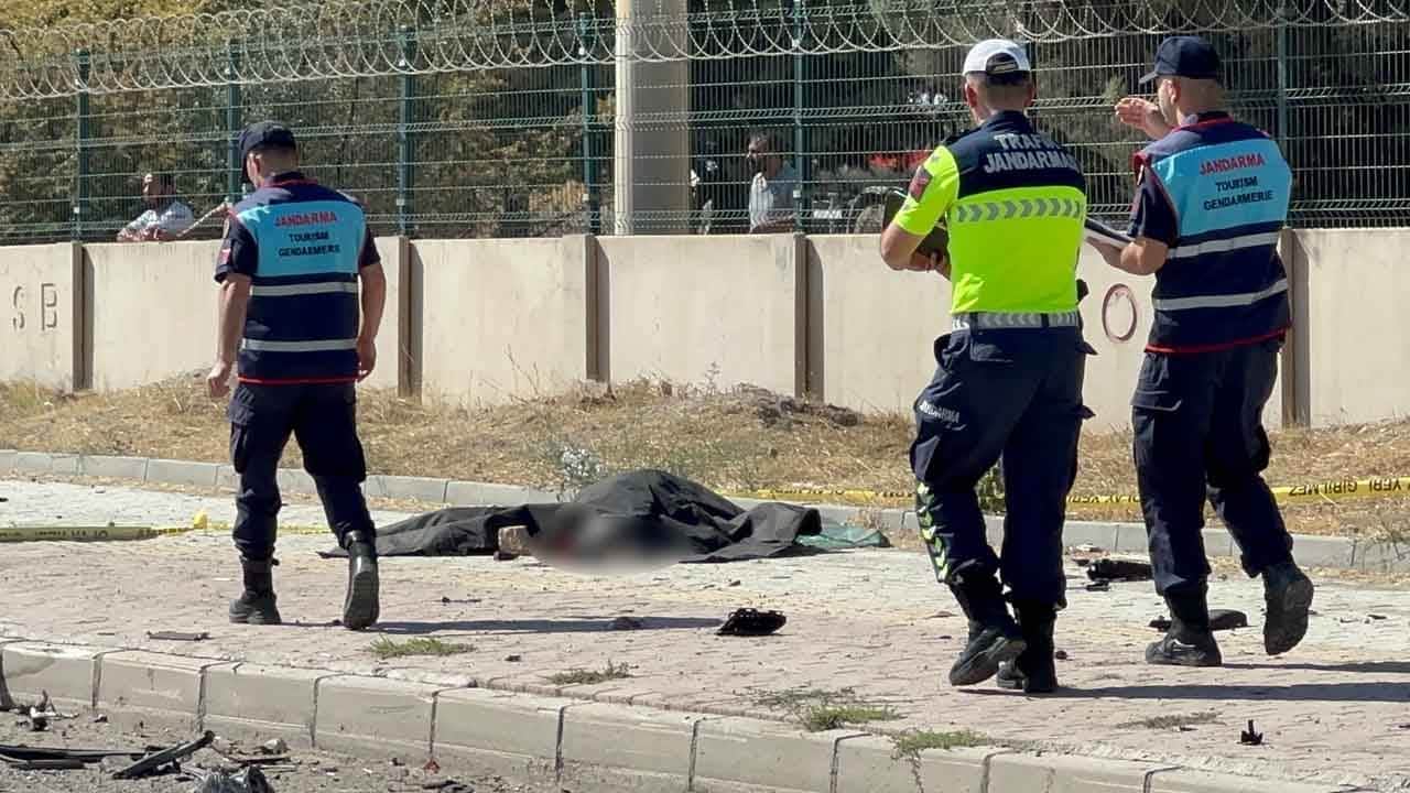 Foto - Dehşet anları kamerada: İkiye bölünen otomobilde 2 kişi can verdi!
