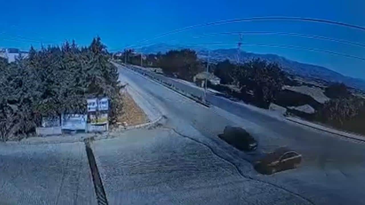 Dehşet anları kamerada: İkiye bölünen otomobilde 2 kişi can verdi!