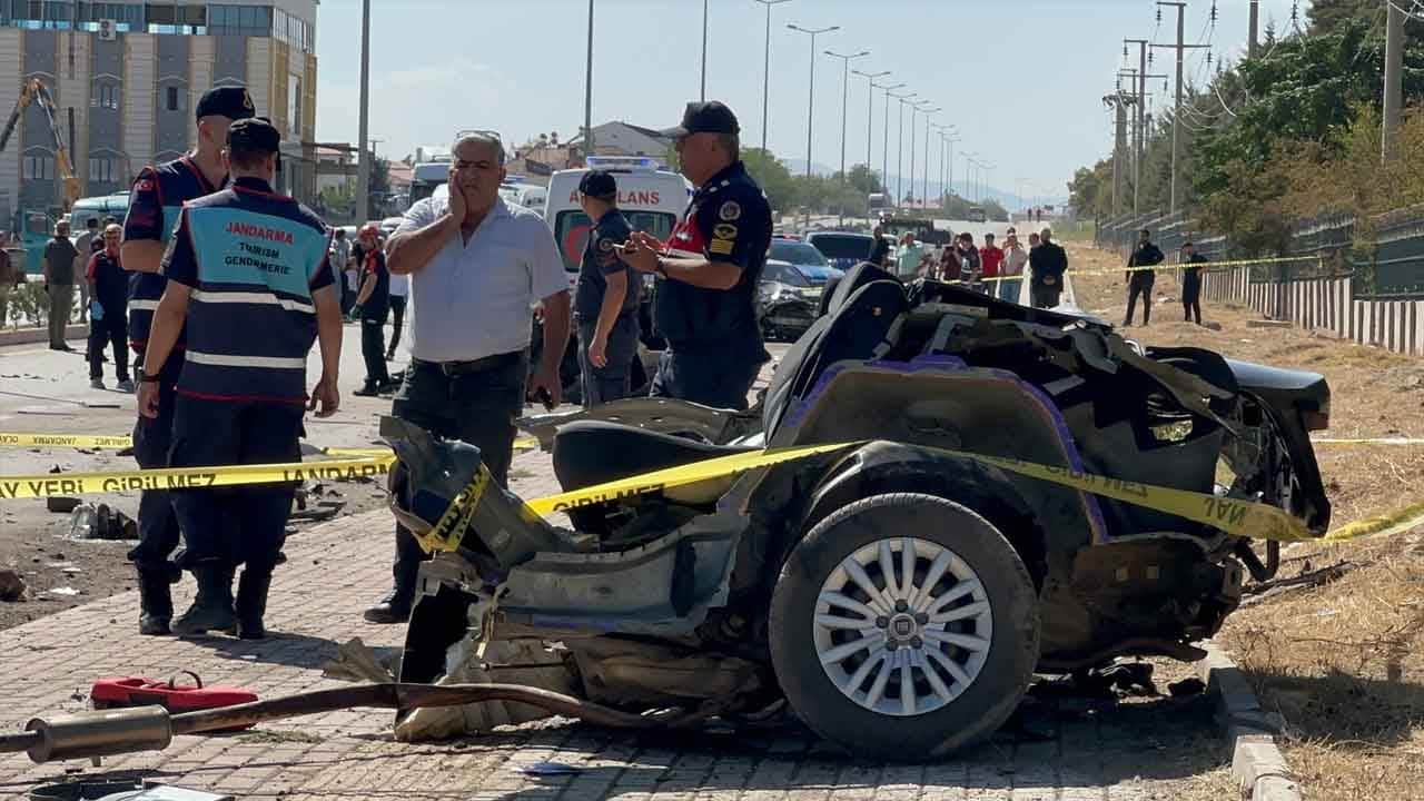 Foto - Dehşet anları kamerada: İkiye bölünen otomobilde 2 kişi can verdi!