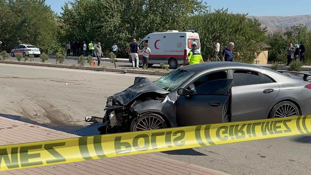 Foto - Dehşet anları kamerada: İkiye bölünen otomobilde 2 kişi can verdi!