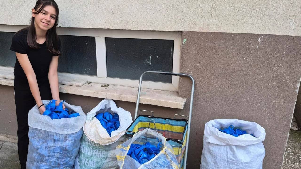 Depremzedelere umut oluyor! 11 yaşında 1 ton mavi kapak topladı