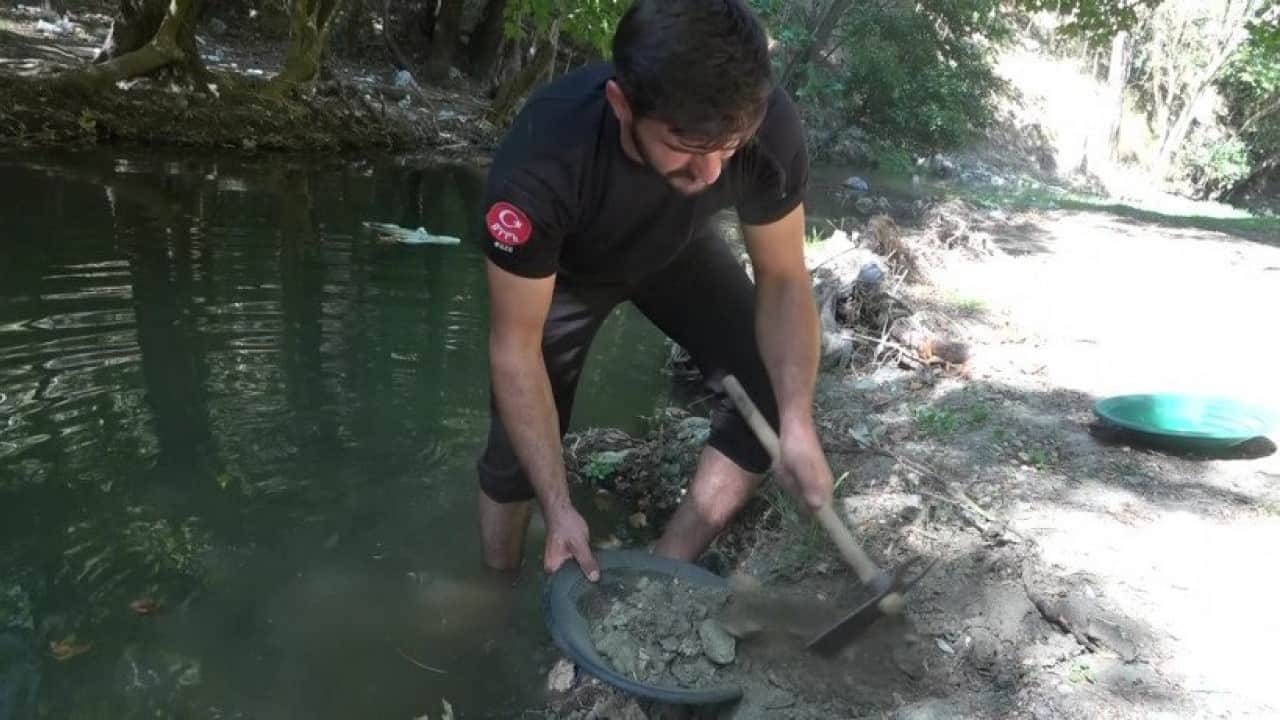 Foto - Derelerden servet çıkarıyor: Askerliği bıraktı, altın avcısı oldu!