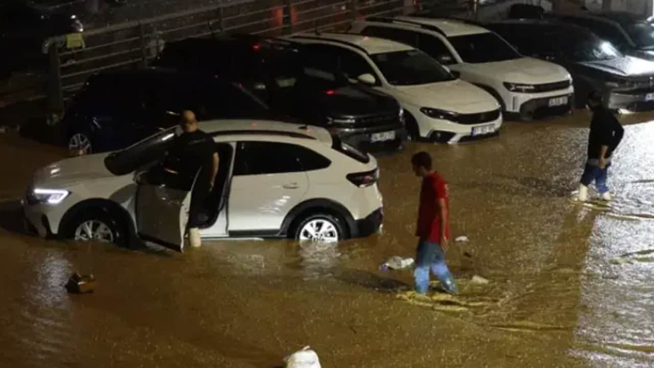 Foto - Dev derbi öncesi Trabzon'da yağış alarmı! Hayat durma noktasına geldi: Maç saati için uyarı yapıldı