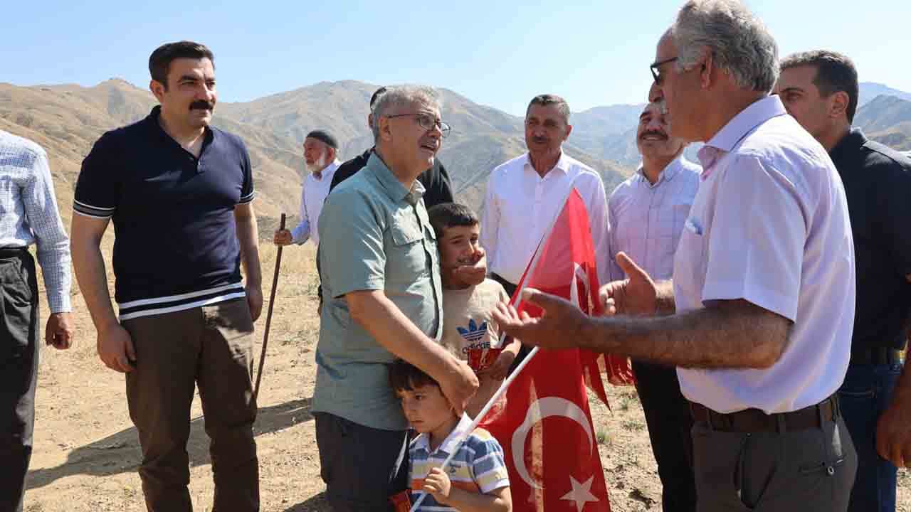 Foto - Devlet, millet ve Mehmetcik kucaklaştı: 42 yıl sonra ilk kez bir vali o topraklarda
