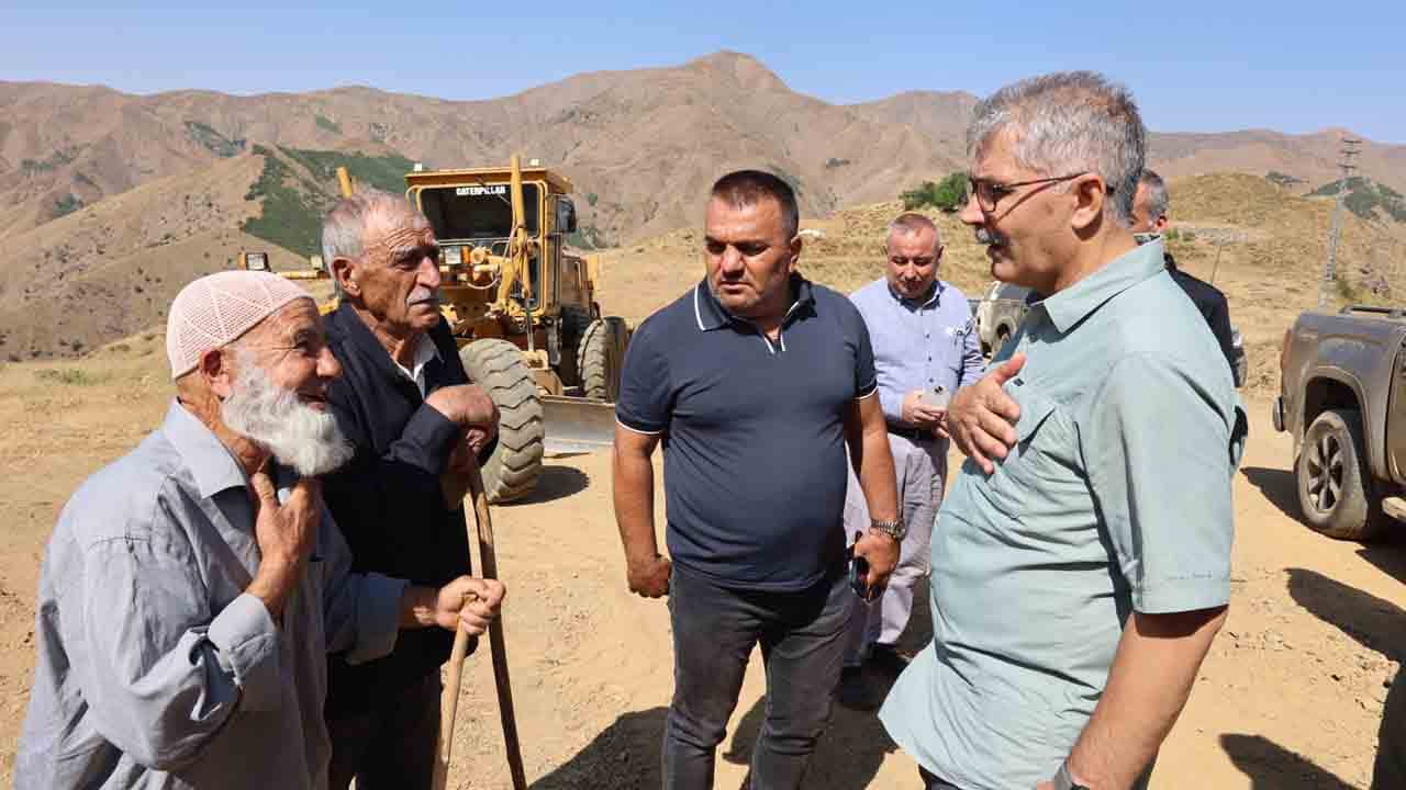 Foto - Devlet, millet ve Mehmetcik kucaklaştı: 42 yıl sonra ilk kez bir vali o topraklarda
