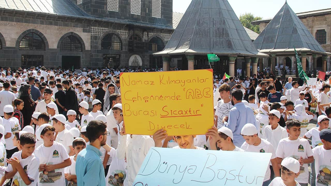 Diyarbakır ‘Hayat Namazla Güzel’ dedi