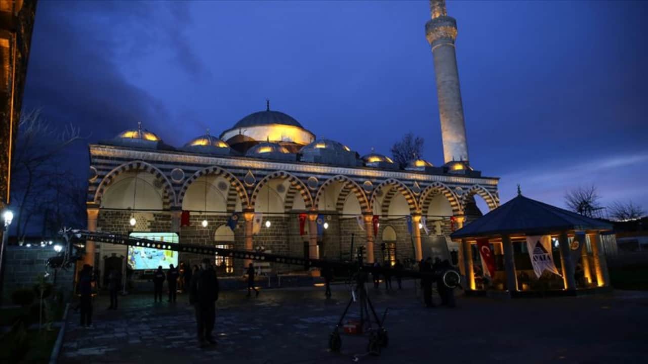 Foto - Diyarbakır’da asırlık camiye ahlaksız baskı! Kur’an sesine tahammül edemediler
