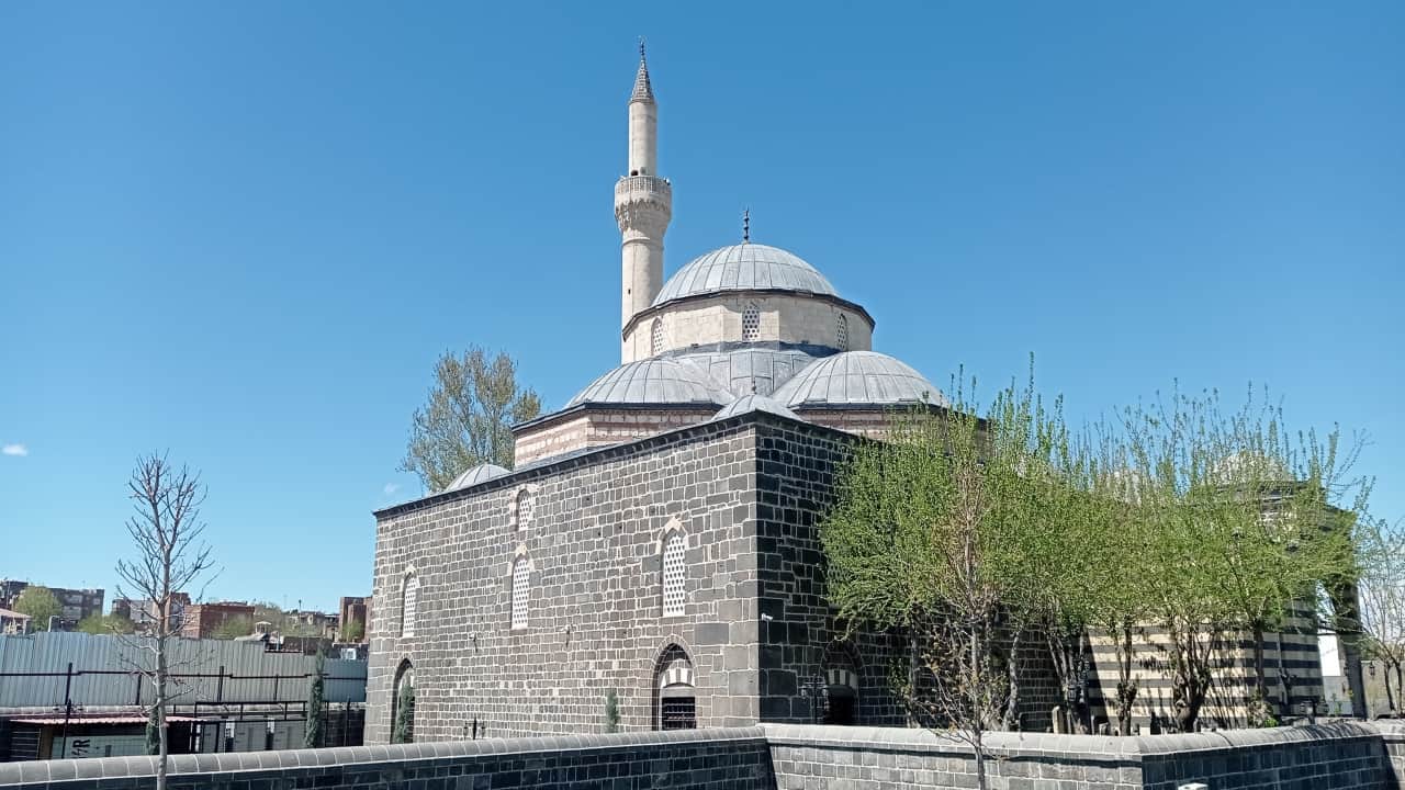 Foto - Diyarbakır’da asırlık camiye ahlaksız baskı! Kur’an sesine tahammül edemediler