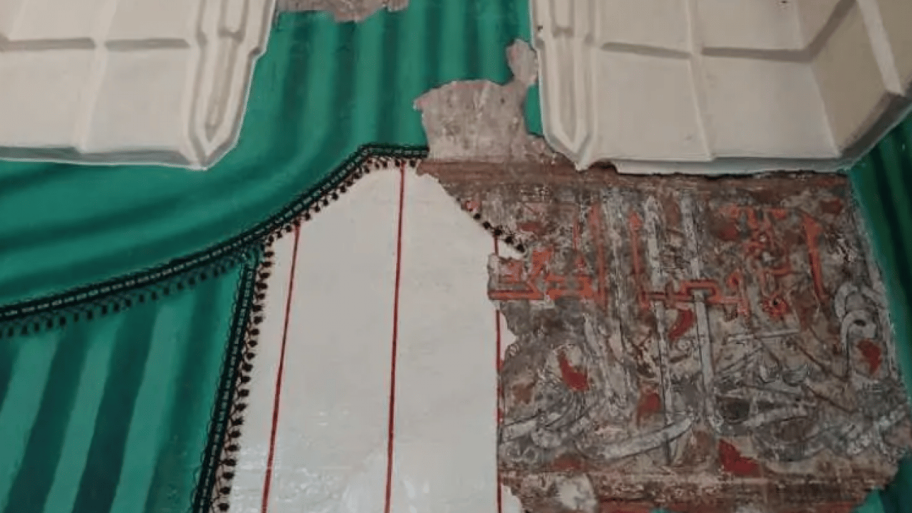 Foto - Dökülen sıvalar gerçeği ortaya çıkardı: Beş asırlık camide şaşırtan manzara!