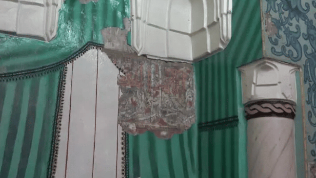 Foto - Dökülen sıvalar gerçeği ortaya çıkardı: Beş asırlık camide şaşırtan manzara!