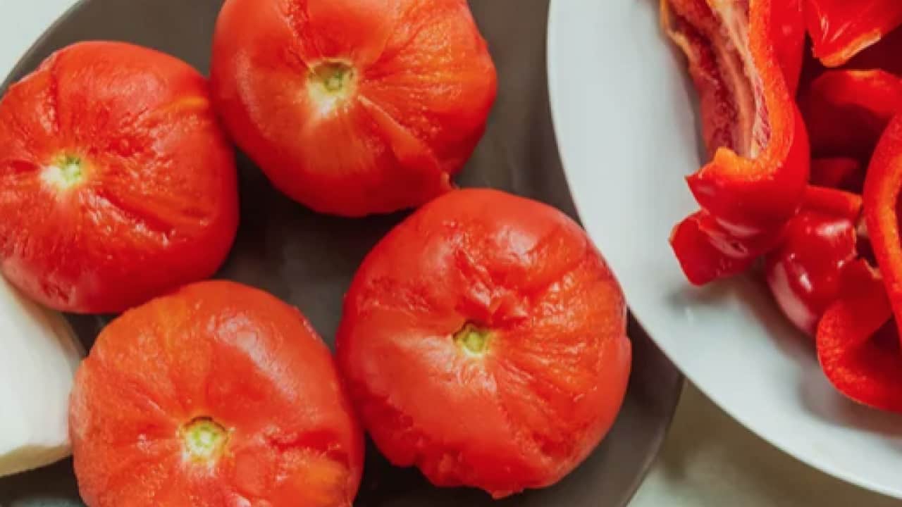 Foto - Domatesleri tek tek soymaya artık son verilebilir! Saniyeler süren o yöntem ortaya çıktı...