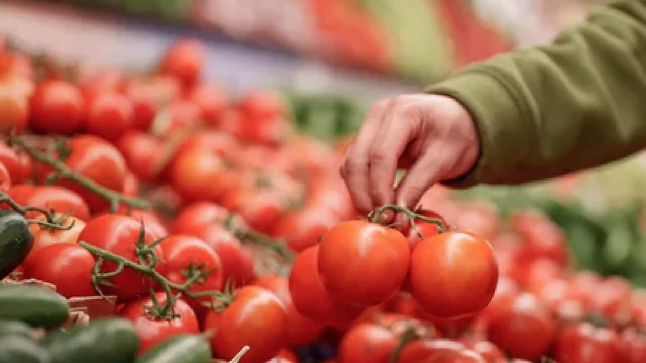 Foto - Domatesleri tek tek soymaya artık son verilebilir! Saniyeler süren o yöntem ortaya çıktı...