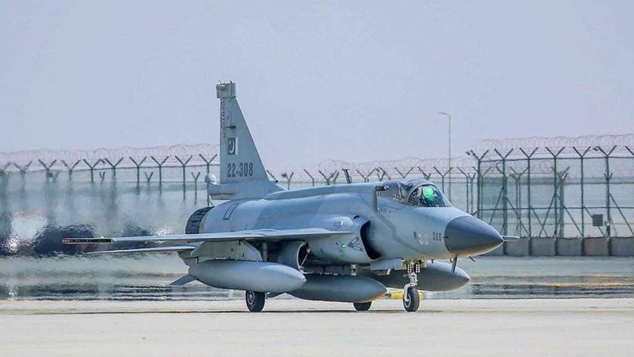 Foto - Dost ülke resmen sattı: Gökyüzünün canavarı JF-17 savaş uçakları birer birer yola çıktı