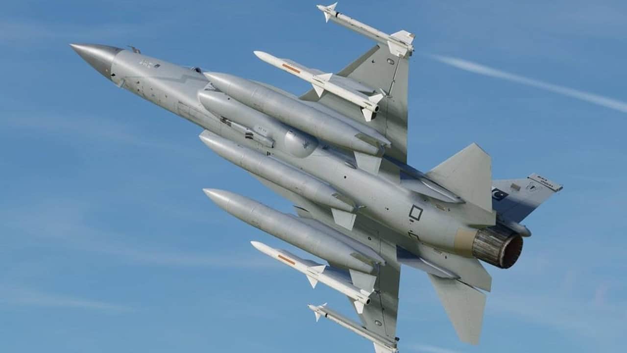 Foto - Dost ülke resmen sattı: Gökyüzünün canavarı JF-17 savaş uçakları birer birer yola çıktı