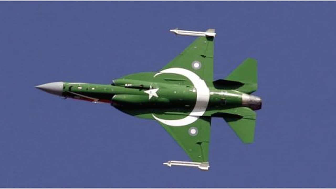 Foto - Dost ülke resmen sattı: Gökyüzünün canavarı JF-17 savaş uçakları birer birer yola çıktı