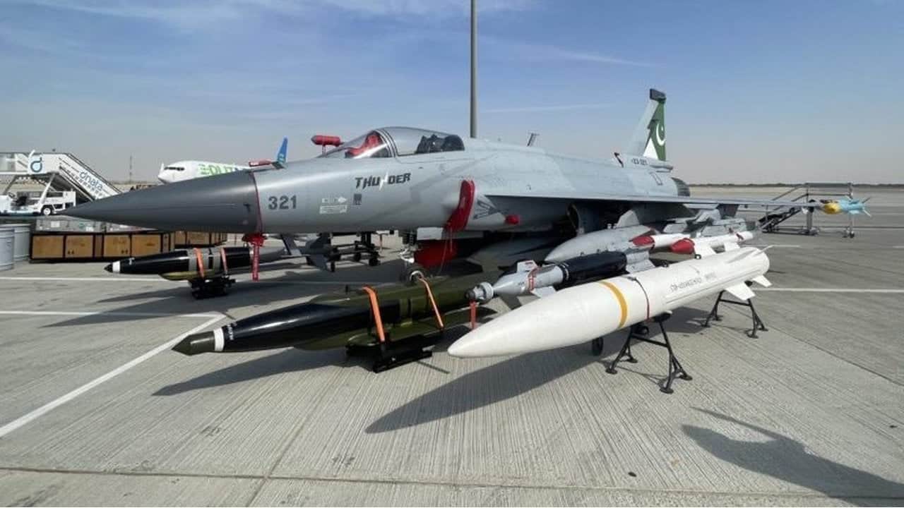 Foto - Dost ülke resmen sattı: Gökyüzünün canavarı JF-17 savaş uçakları birer birer yola çıktı