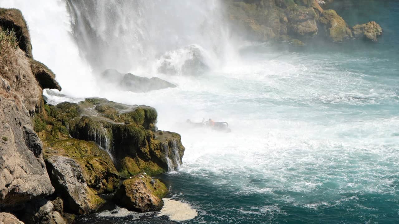 Foto - Düden Şelalesi’nin altına kadar girdiler! Turistler adrenalin uğruna sınırı zorladı