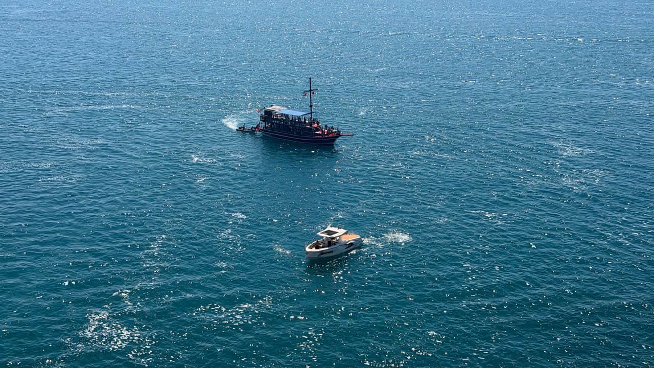 Foto - Düden Şelalesi’nin altına kadar girdiler! Turistler adrenalin uğruna sınırı zorladı