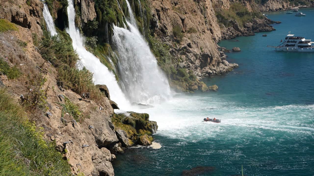 Düden Şelalesi’nin altına kadar girdiler! Turistler adrenalin uğruna sınırı zorladı