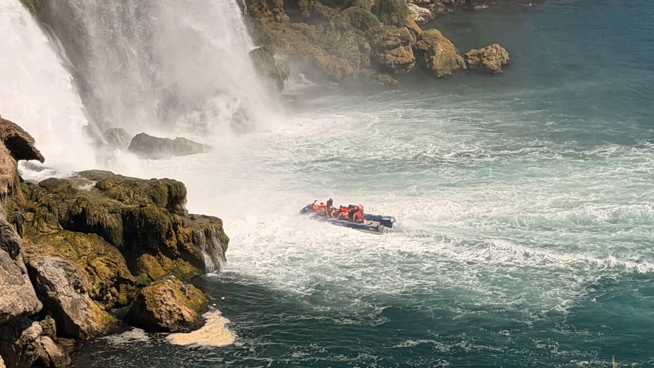 Foto - Düden Şelalesi’nin altına kadar girdiler! Turistler adrenalin uğruna sınırı zorladı