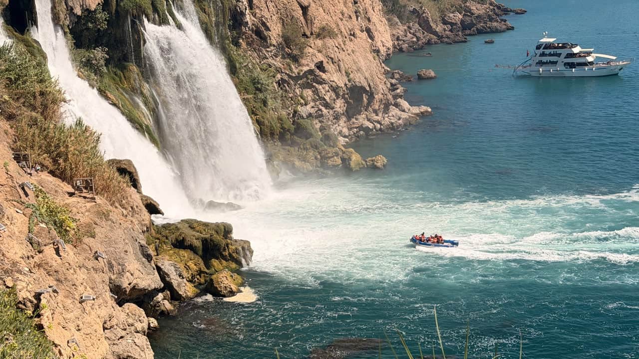 Foto - Düden Şelalesi’nin altına kadar girdiler! Turistler adrenalin uğruna sınırı zorladı