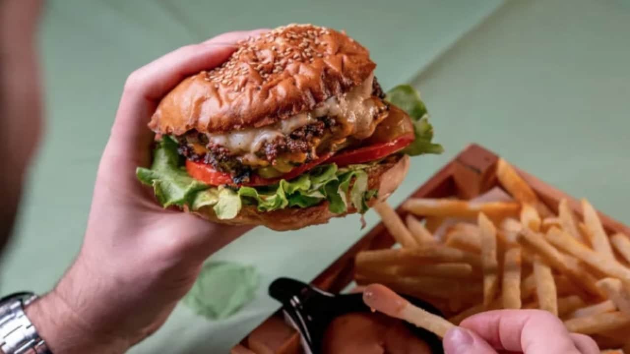 Dünyaca ünlü burger zincirinde deprem: 60 restoran birden kapandı, iflas bayrağı çekildi