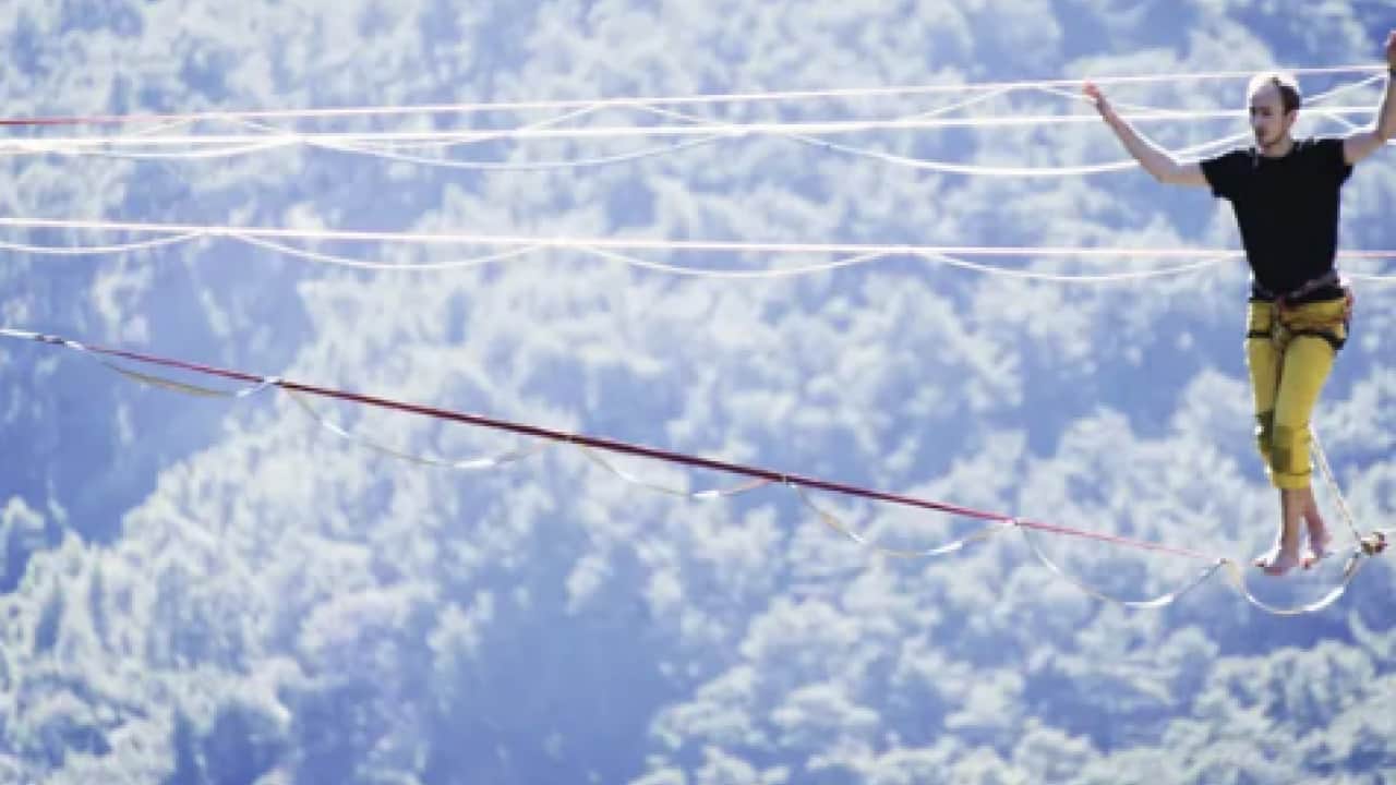 Foto - Dünyada eşi benzeri yok: Bu köyde herkes ip üzerinde yürüyor! Olmayacak şey o bölgede oldu...