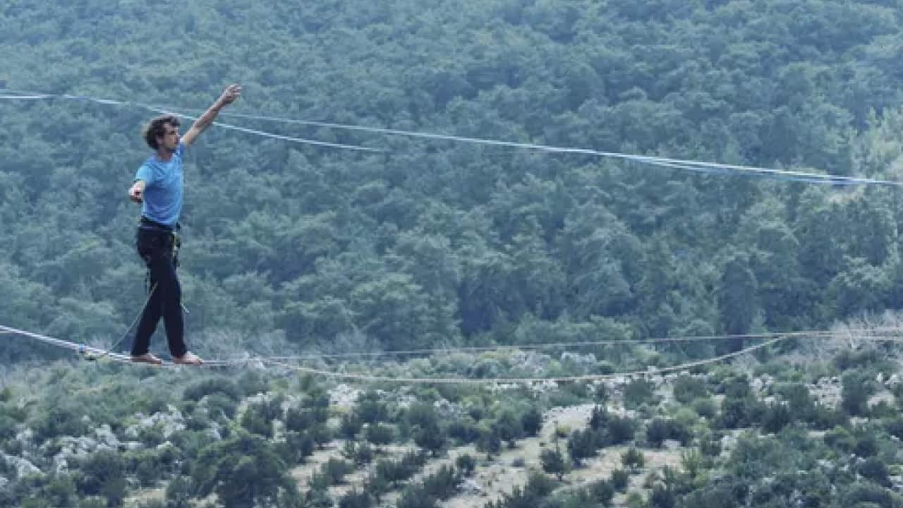 Dünyada eşi benzeri yok: Bu köyde herkes ip üzerinde yürüyor! Olmayacak şey o bölgede oldu...