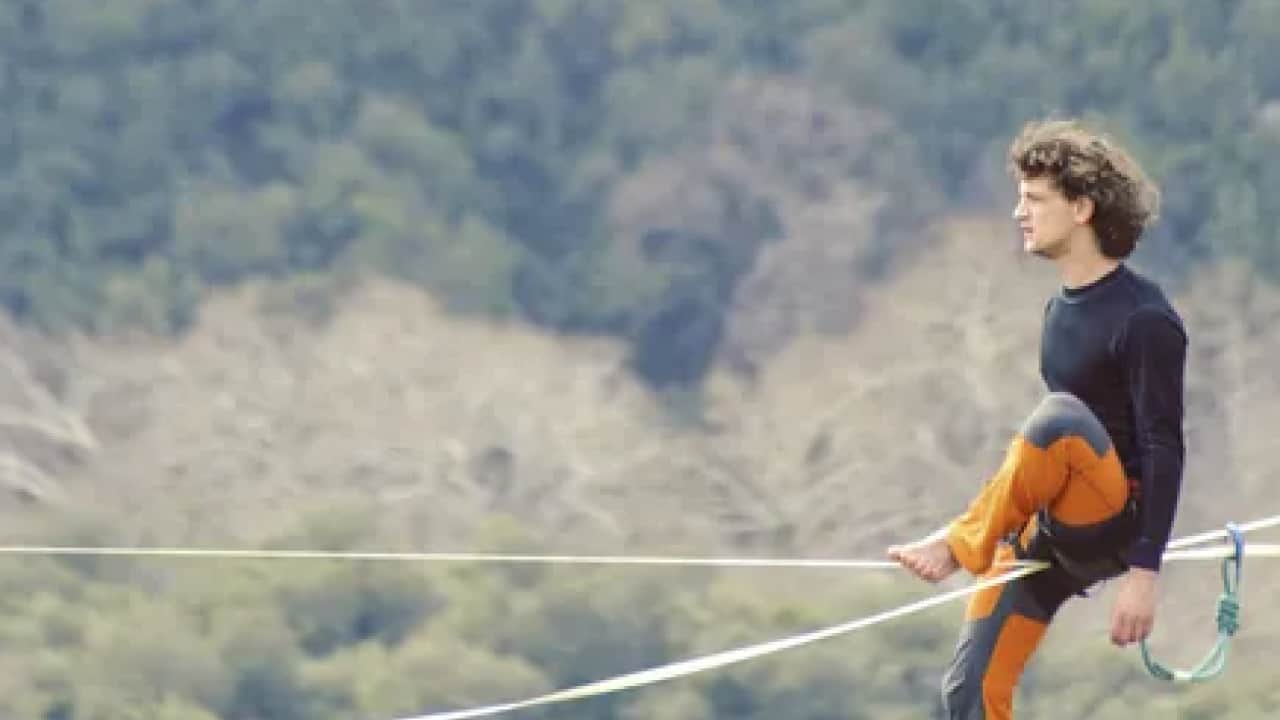Foto - Dünyada eşi benzeri yok: Bu köyde herkes ip üzerinde yürüyor! Olmayacak şey o bölgede oldu...
