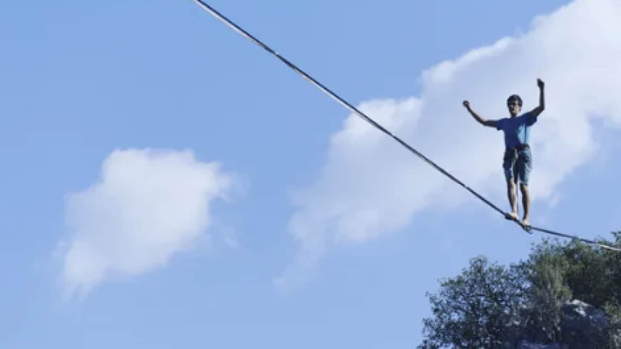 Foto - Dünyada eşi benzeri yok: Bu köyde herkes ip üzerinde yürüyor! Olmayacak şey o bölgede oldu...