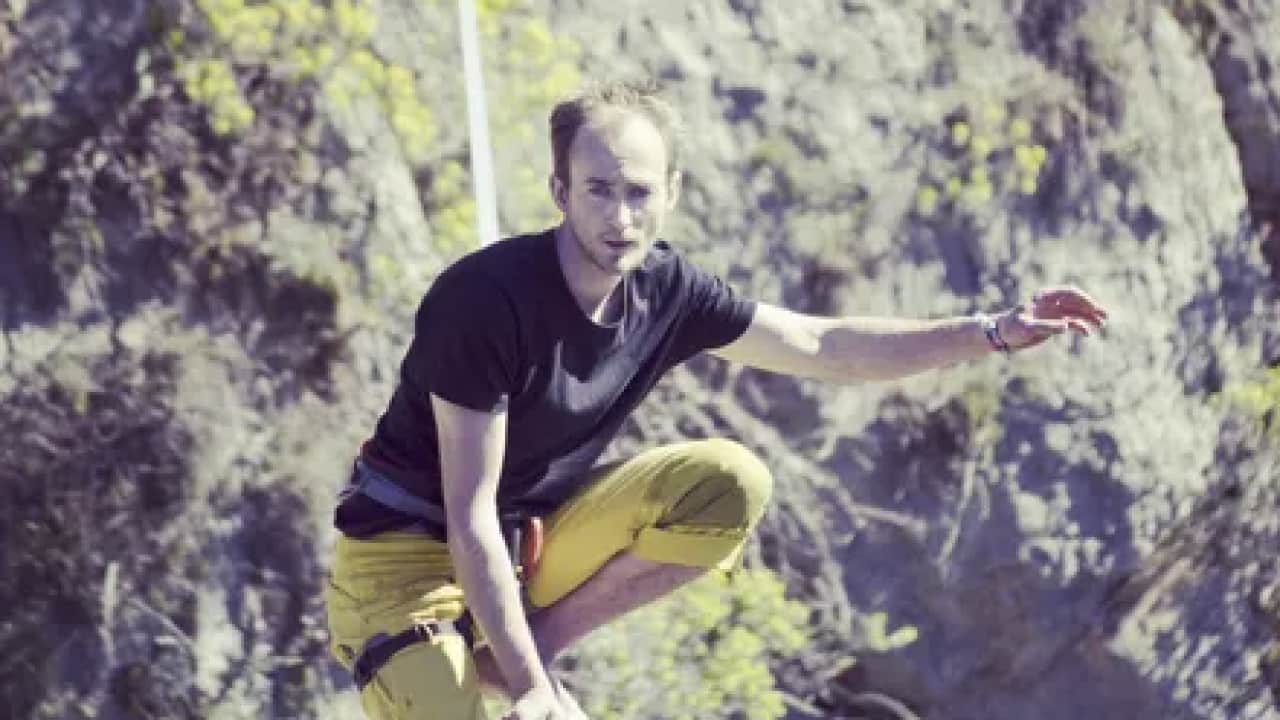 Foto - Dünyada eşi benzeri yok: Bu köyde herkes ip üzerinde yürüyor! Olmayacak şey o bölgede oldu...