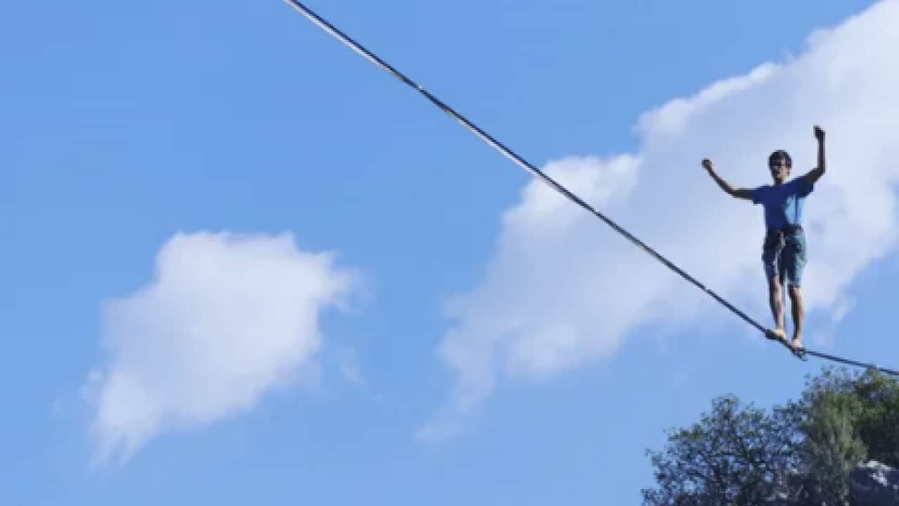 Foto - Dünyada eşi benzeri yok: Bu köyde herkes ip üzerinde yürüyor! Olmayacak şey o bölgede oldu...