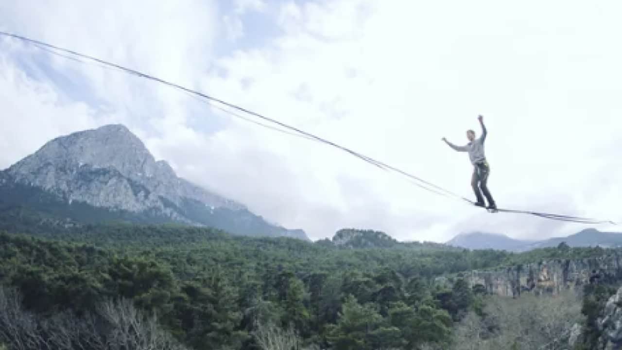 Foto - Dünyada eşi benzeri yok: Bu köyde herkes ip üzerinde yürüyor! Olmayacak şey o bölgede oldu...