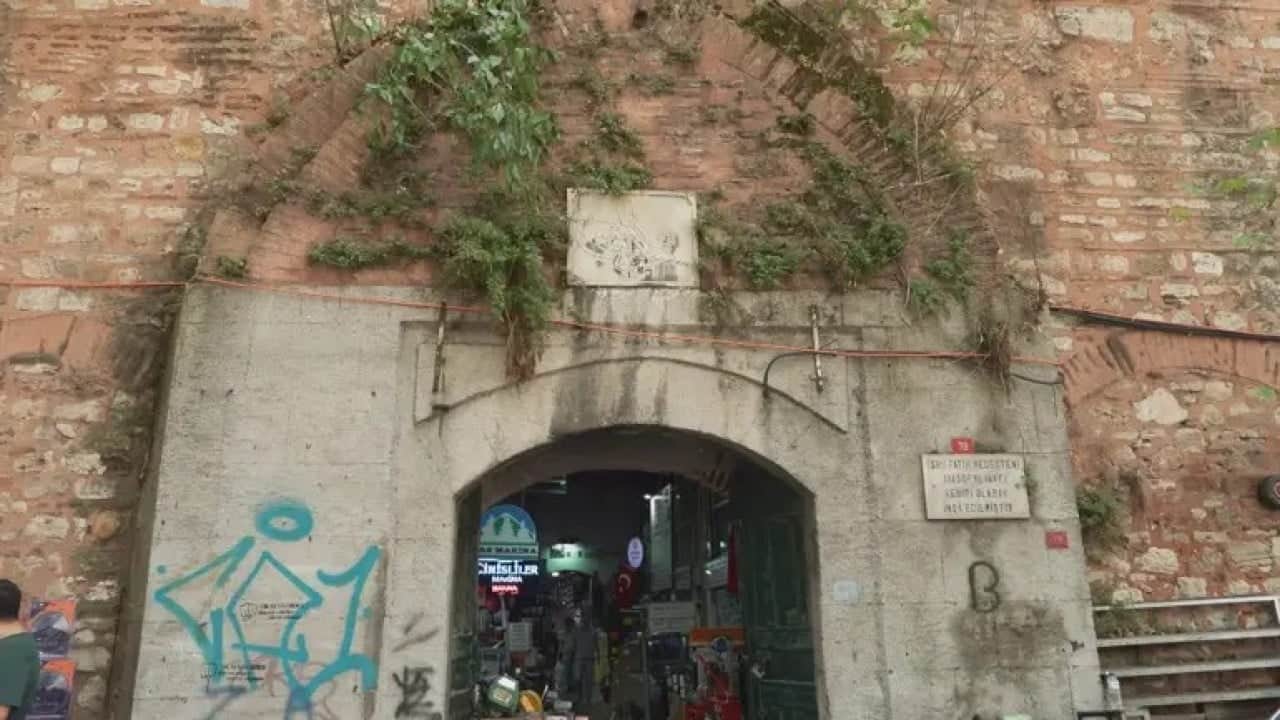 Foto - Duvarlarda grafiti rezilliği Tarihi Galata Bedestenine vandal saldırısı