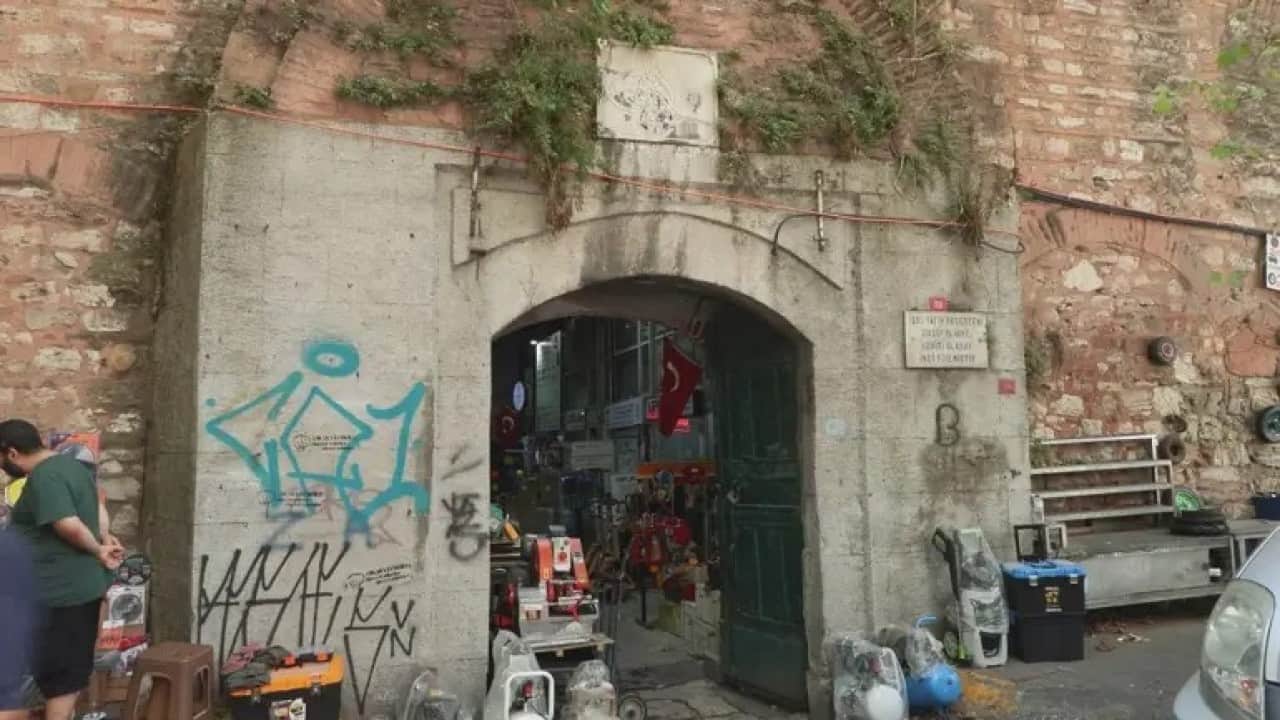 Foto - Duvarlarda grafiti rezilliği Tarihi Galata Bedestenine vandal saldırısı