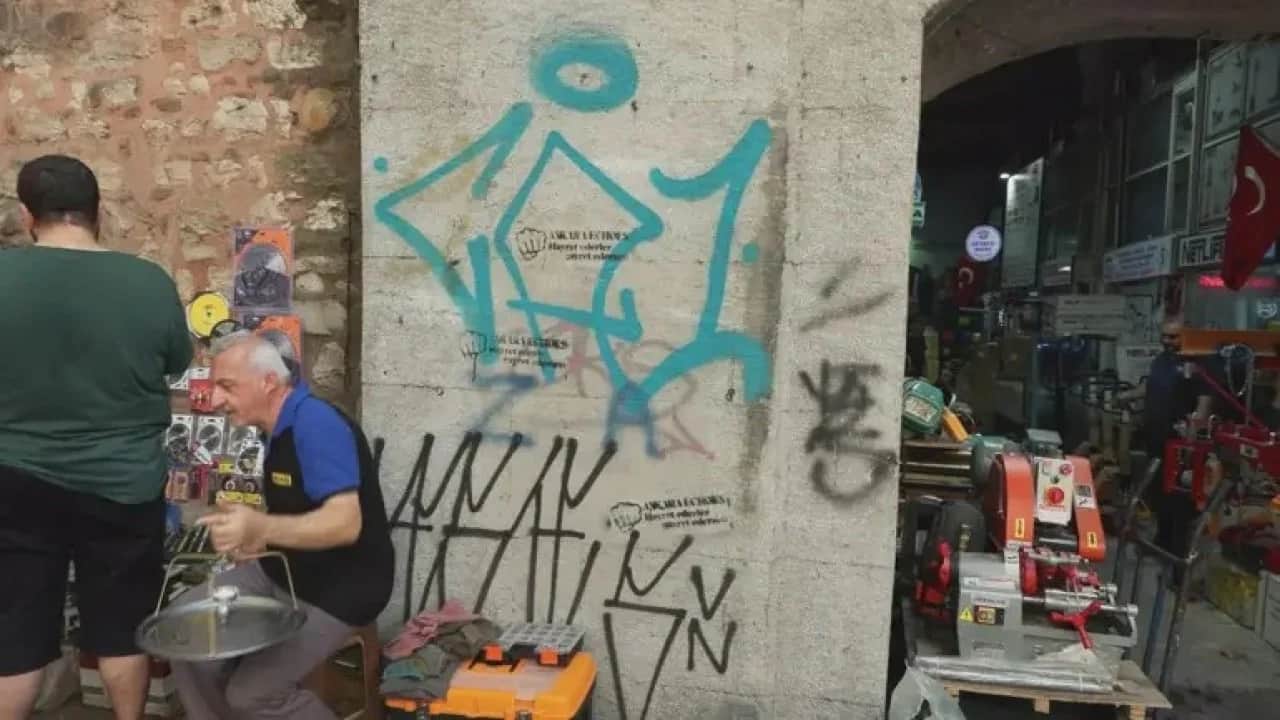 Duvarlarda grafiti rezilliği Tarihi Galata Bedestenine vandal saldırısı